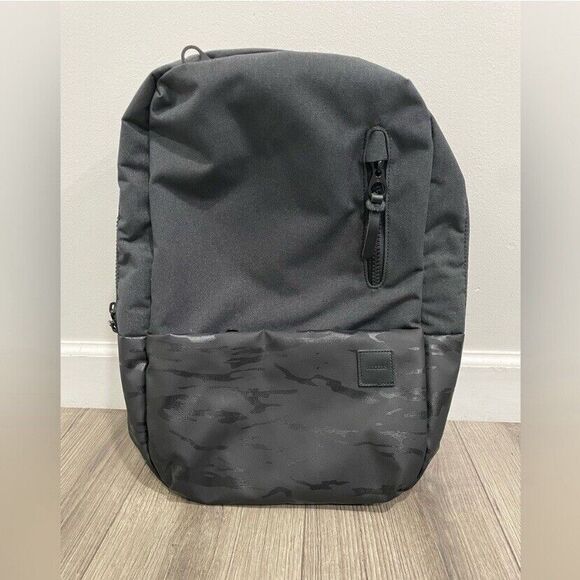 Incase Black Backpack - Picture 2 of 8